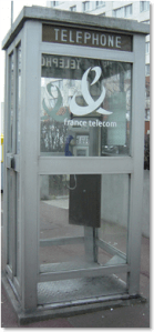Französische Telefonzelle, die in berlin zur BücherboXX umgestaltet wird