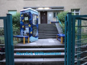 EurpaboXX vor dem nstitut Futur - nun länger, als geplant. Herzlich Willkommen!