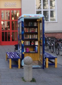 EuropaboXX - hier noch vor der Nelson-Mandela-Schule, Berlin-Wilmersdorf