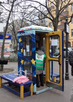 Die EuropaboXX wird vom Leon-Jessel-Platz in Wilmersdorf für einen Tag - am 9. Mai 2015 - auf den Alice-Salomon-Platz nach Hellersdorf zum Europatag reisen.
