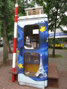 EuropaboXX I auf dem Leon-Jessel-Platz mit Schranke und neuer Bank