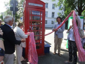 Einweihung der roten englischen Telefonzelle als BücherboXX