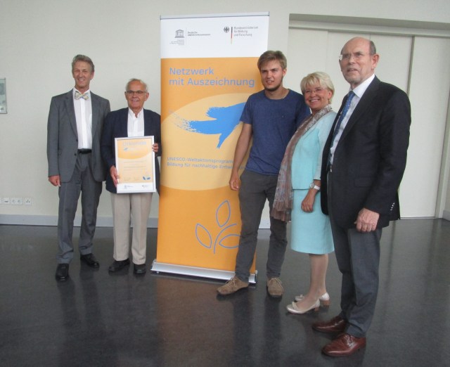 20160711_Uebegabe-der-Urkunde-auf_BNE-Kongress_zuschnitt_032