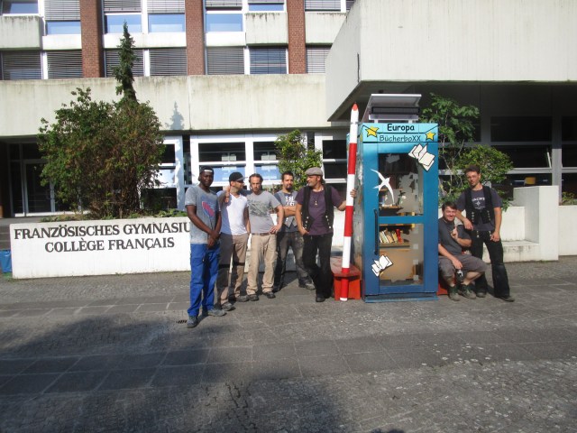 am neuen Standort Franz. Gymnasium mit Helfertruppe aus dem Sägewerk