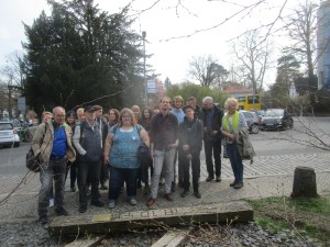 Die Gruppe aus der Hochschule Zittau/Görlitz am Mahnmal Gleis17