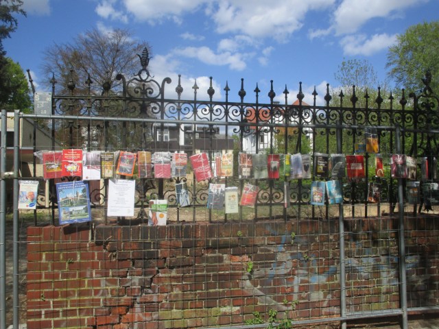 Buchzaun statt Bauzaun :: Bild: Konrad Kutt