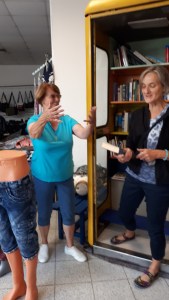 Bei einem der ersten Besuche: hier im Foto Reante Fietz (BCin & Kümmerin) und Ute Truttmann von der S.T.E.R.N. Stadterneuerung und dem Quartiersmanagement im Brandenburgischen Viertel.