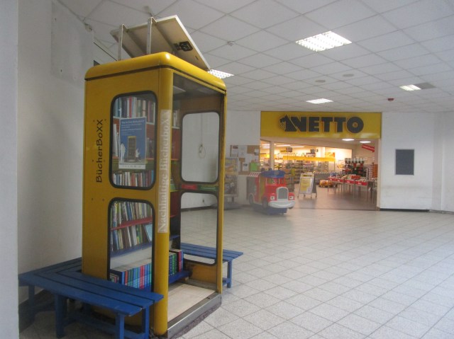 BücherboXX neben Netto im Foyer