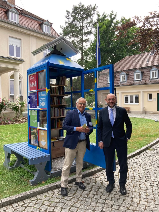 Martin Schulz (r) mit Konrad Kutt an der TRIO-BücherboXX 
Foto: Dr. Christian Johann