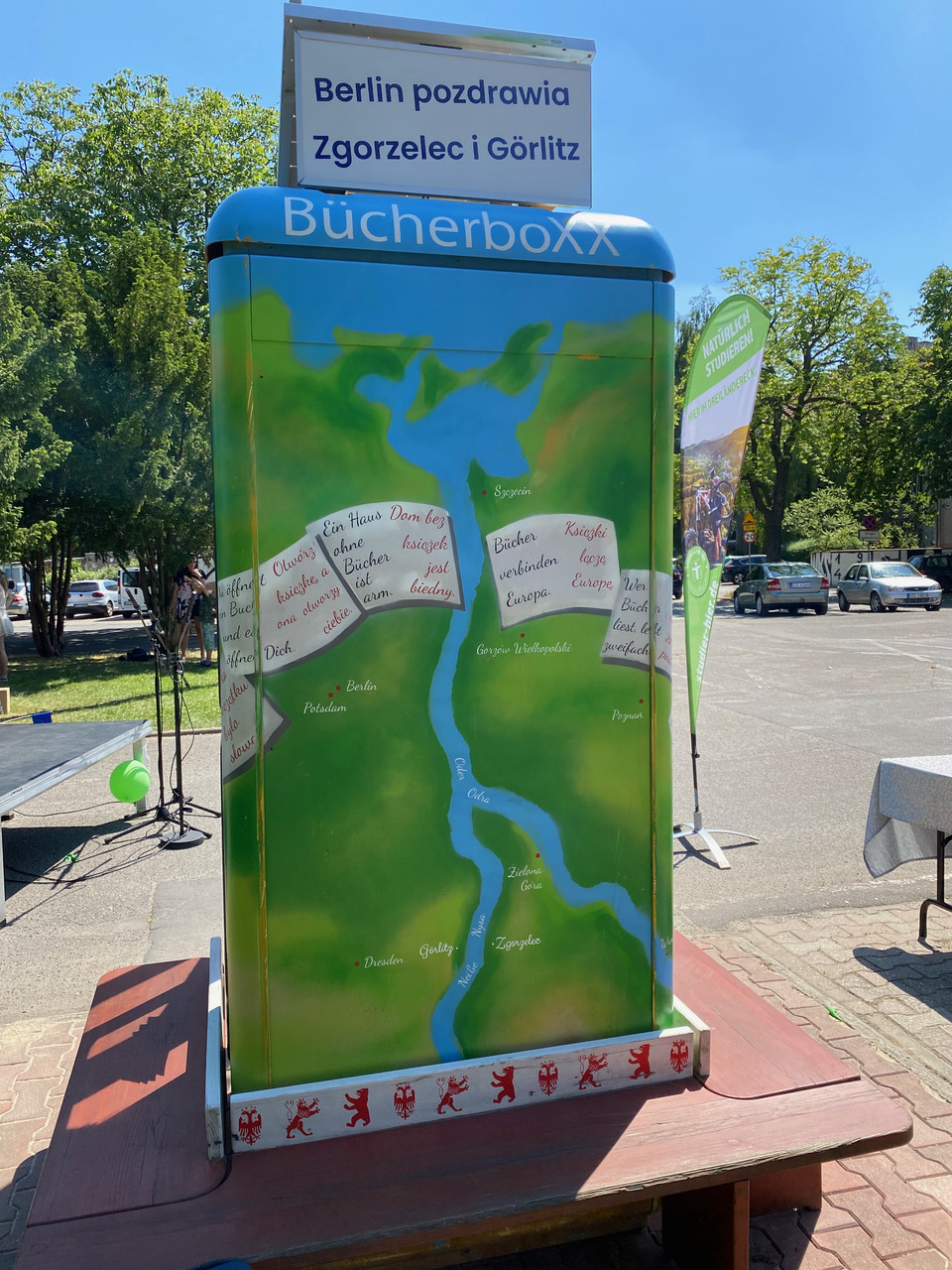 Rückenansicht der dt.-poln. BücherboXX aus der Oder-Partnerschaft.