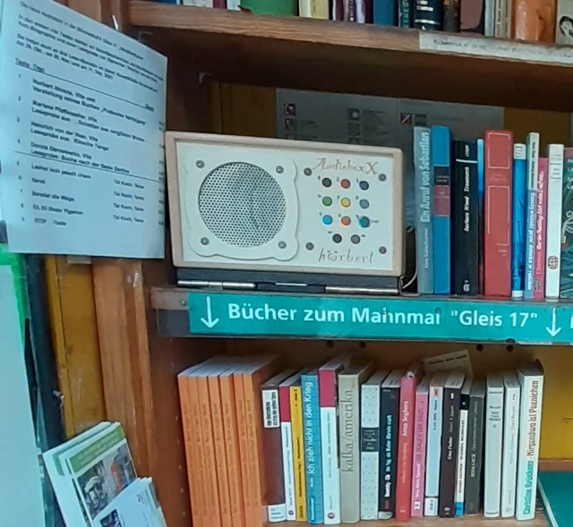 HörboXX über dem themenorientierten Bücherregal in der BücherboXX am Gleis17.